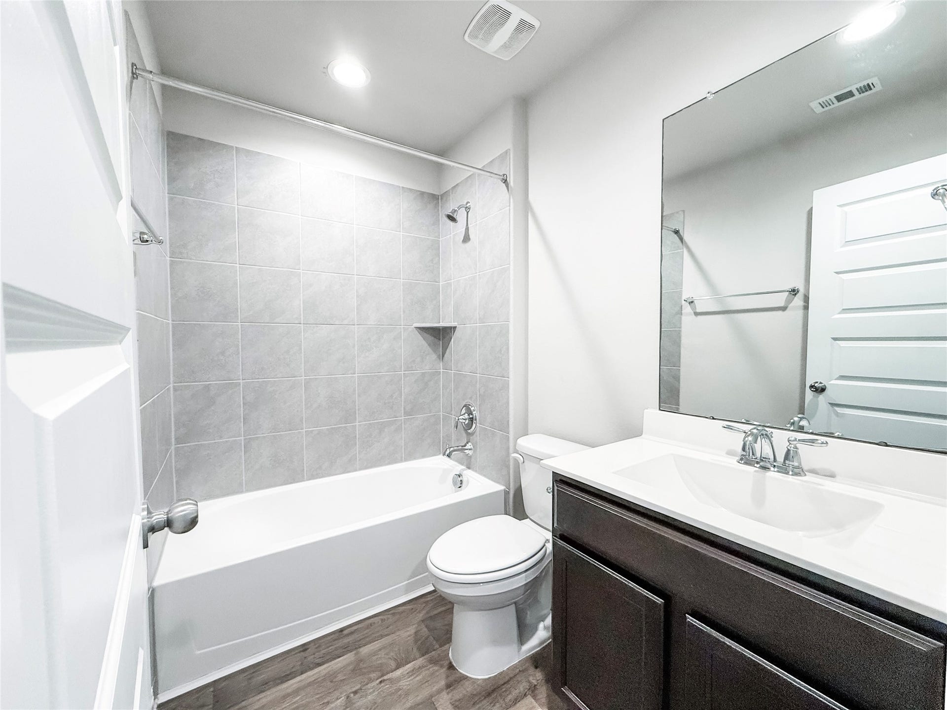 13009 Leisure Cove Drive, Texas City, TX 77568 Bright, functional secondary bathroom with a clean finish.