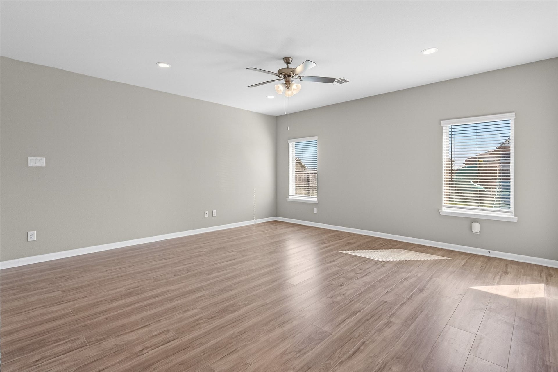 13009 Leisure Cove Drive, Texas City, TX 77568 Spacious living area with plenty of natural light.