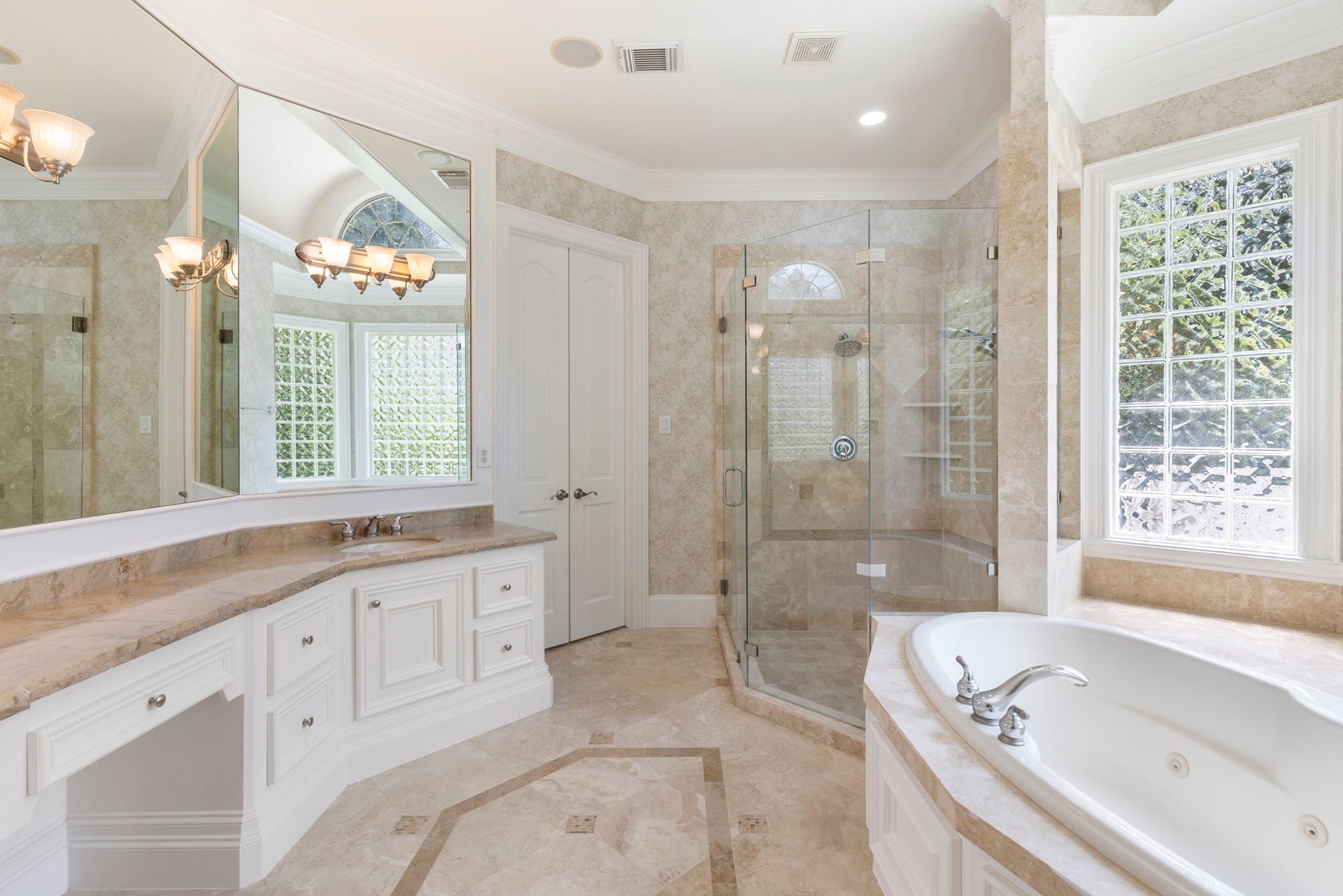 39 W Bracebridge Circle, The Woodlands, TX 77382 39 W Bracebridge Circle, The Woodlands, TX 77382