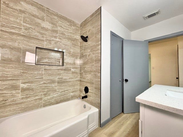 2419 Meadow Lane, La Marque, TX 77568 Full bathroom