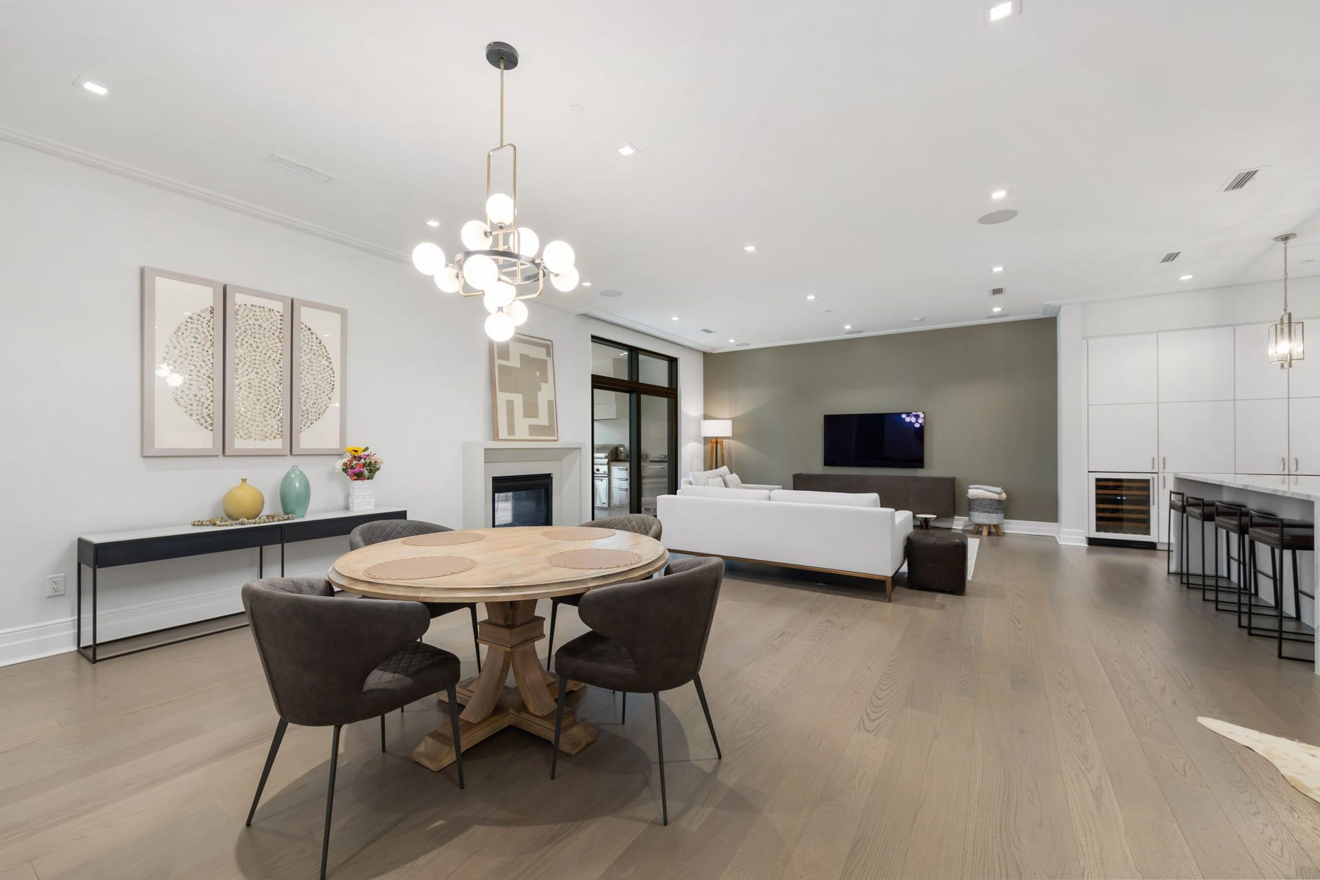 6017 Memorial Drive, #305, Houston, TX 77007 Graceful dining and lounge areas bathed in natural light.
