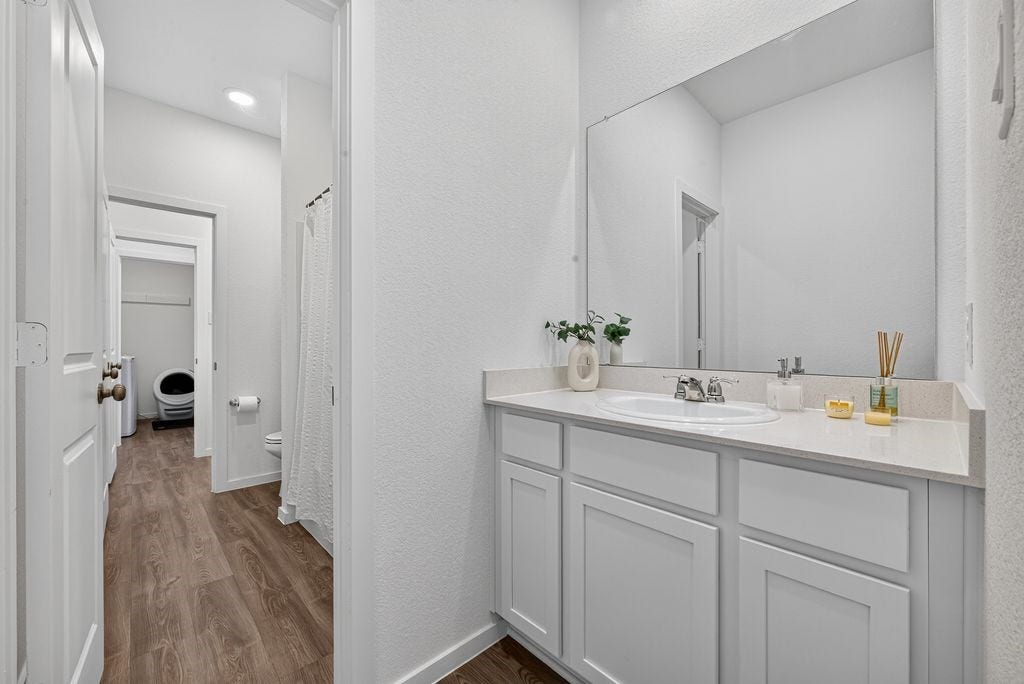 5438 Still Meadow Lane, Richmond, TX 77469 Well-Appointed Secondary Bath: Conveniently located, spacious full bath designed with ample counter space and smart storage for family or guests.
