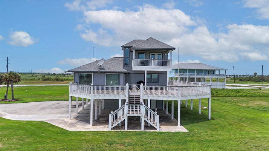 Property photo for 816 Pinata Drive, Crystal Beach, TX