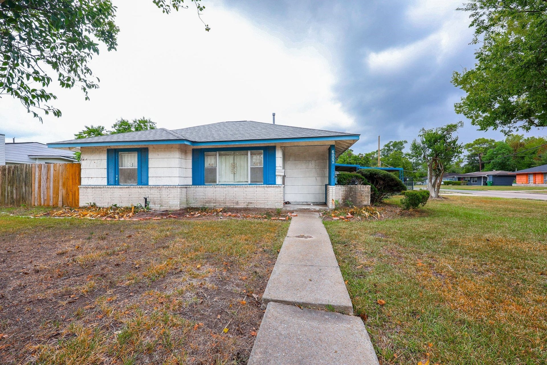 6002 Doulton Drive, Houston, TX 77033 Welcome to 6002 Doulton!
