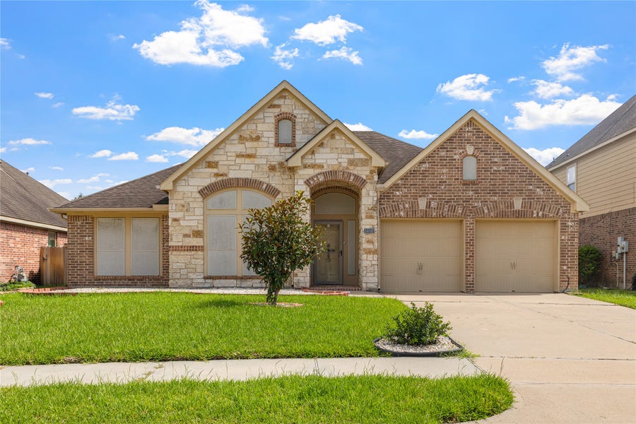 Property photo for 14010 Lake Hollow Drive, Pearland, TX