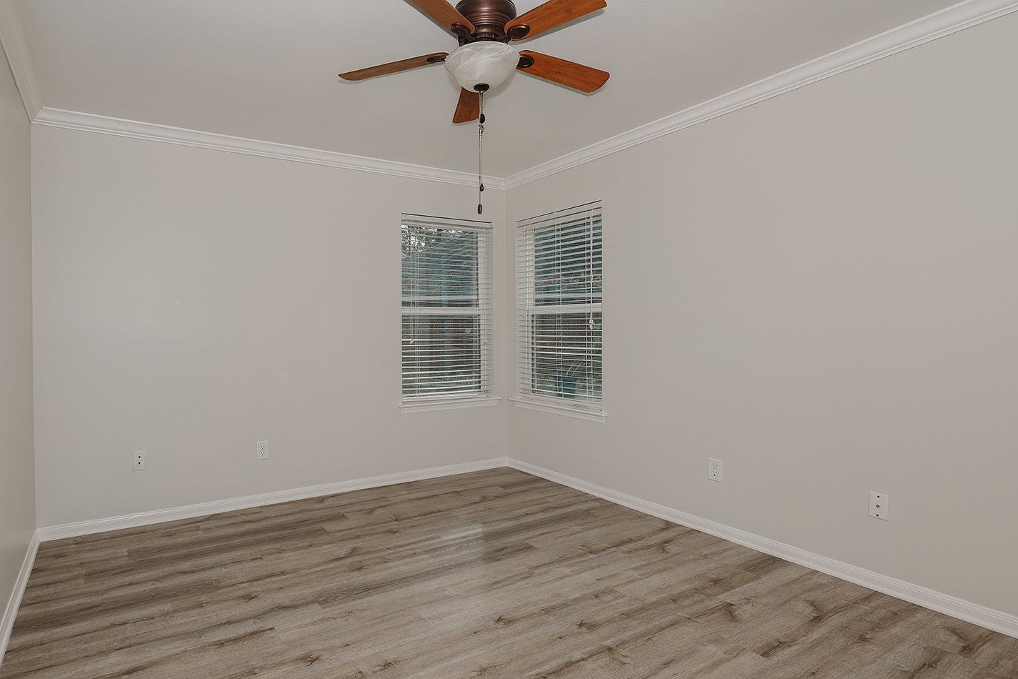 34 Cypress Bayou Court, The Woodlands, TX 77382 Secondary bedroom