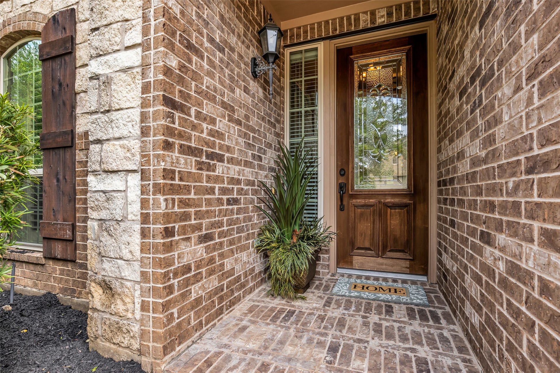 246 Hearthshire Circle, The Woodlands, TX 77354 Get ready to fall in love with this well-kept home!