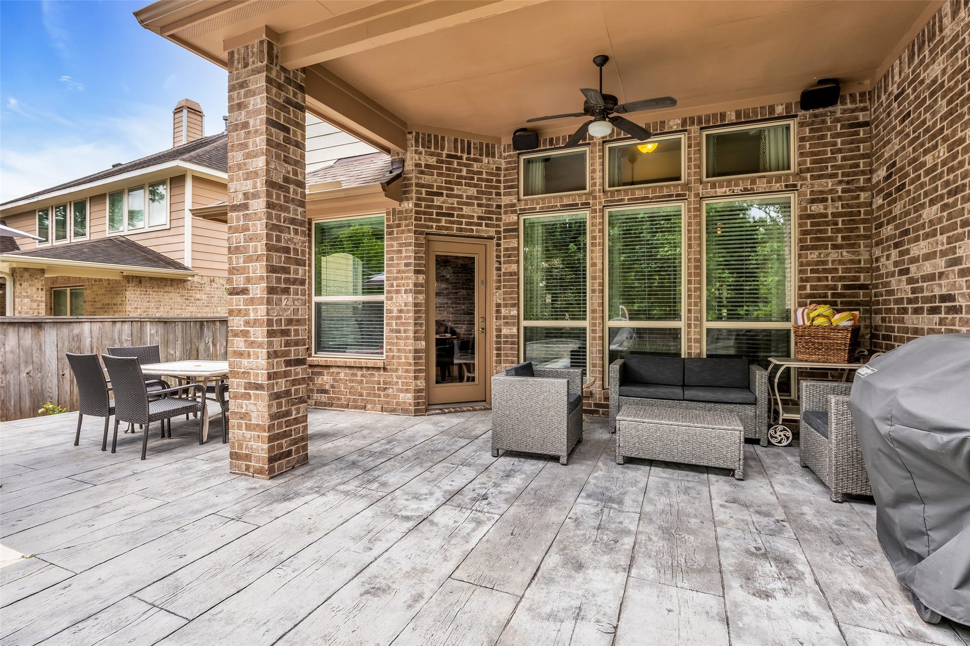 246 Hearthshire Circle, The Woodlands, TX 77354 Enjoy your day under the covered back patio or take a dip in the pool!