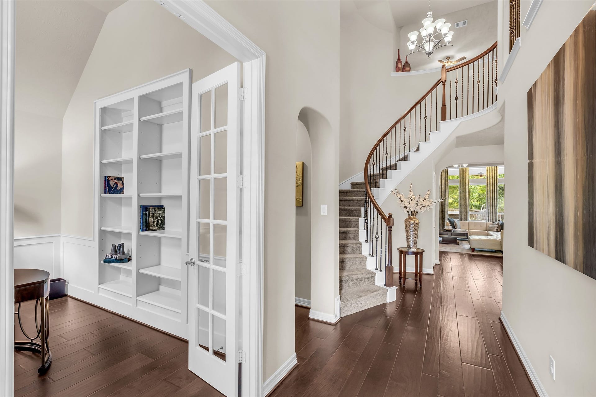 246 Hearthshire Circle, The Woodlands, TX 77354 Dramatic entry with grand stair case