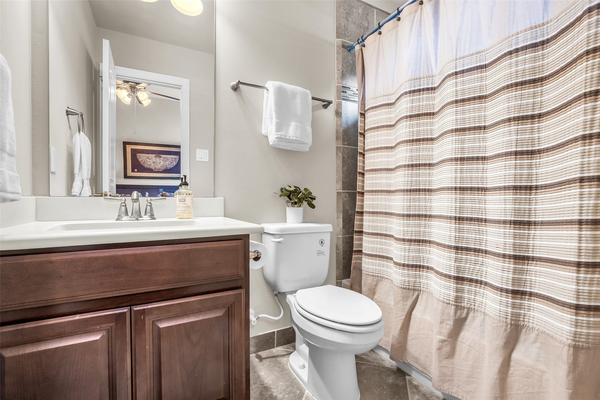 246 Hearthshire Circle, The Woodlands, TX 77354 En-suite bathroom with tub/shower combo