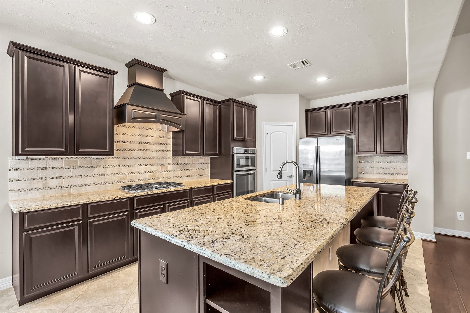 246 Hearthshire Circle, The Woodlands, TX 77354 Oversized island with barstool seating