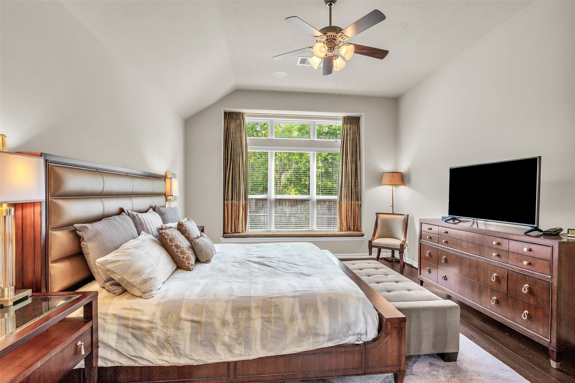 246 Hearthshire Circle, The Woodlands, TX 77354 Primary bedroom with built in window seat
