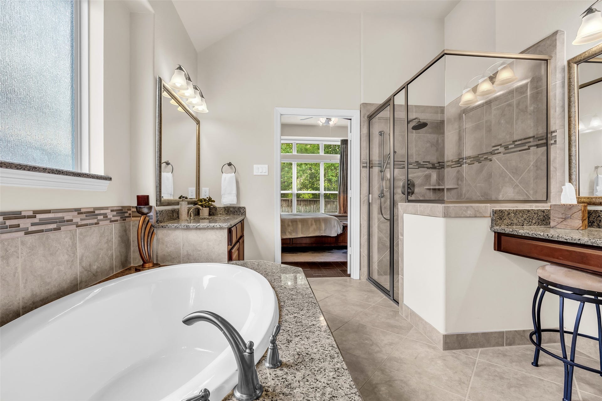 246 Hearthshire Circle, The Woodlands, TX 77354 Garden tub with separate oversized shower