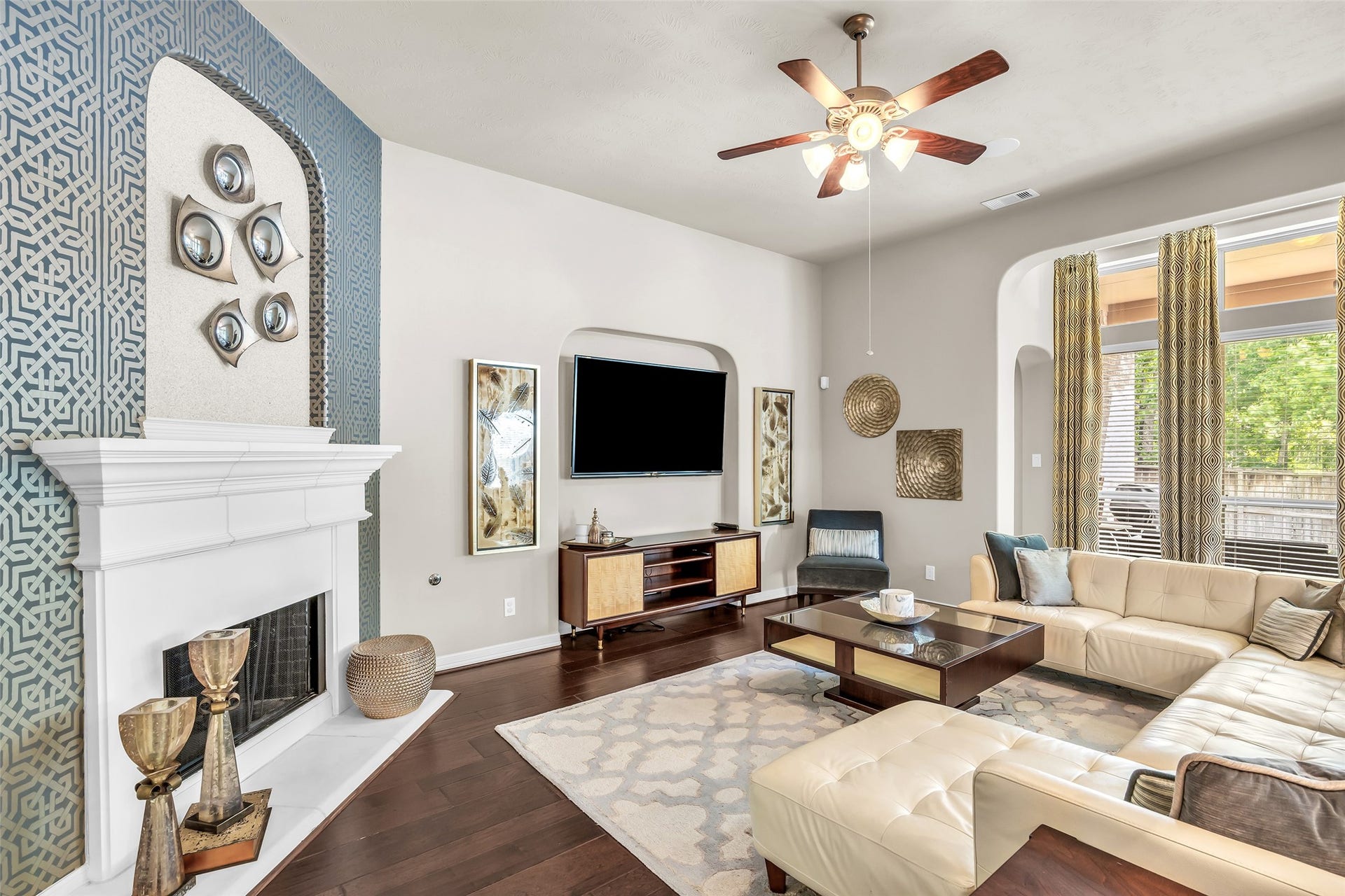 246 Hearthshire Circle, The Woodlands, TX 77354 Large windows allow natural light to flow throughout