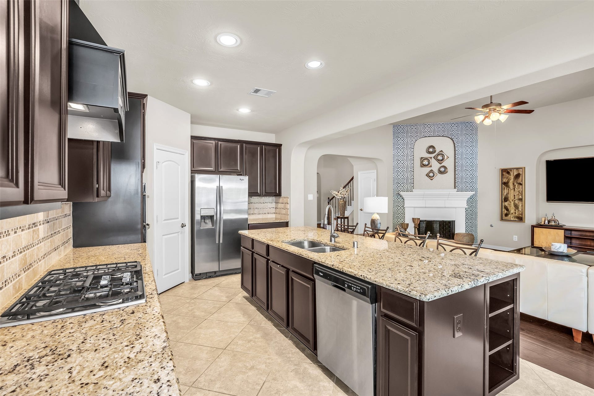 246 Hearthshire Circle, The Woodlands, TX 77354 Gas cooktop, walk in pantry and plenty of storage space