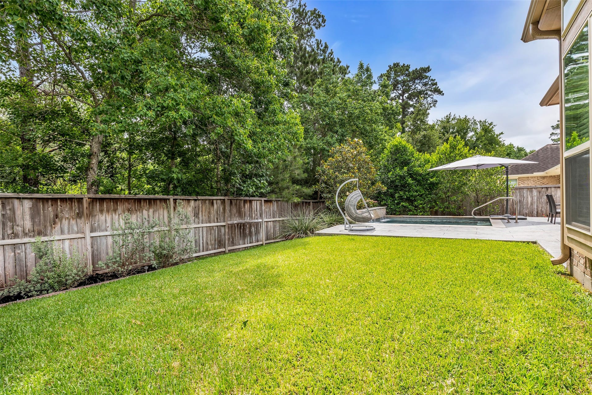 246 Hearthshire Circle, The Woodlands, TX 77354 Perfect grass area for pets and play