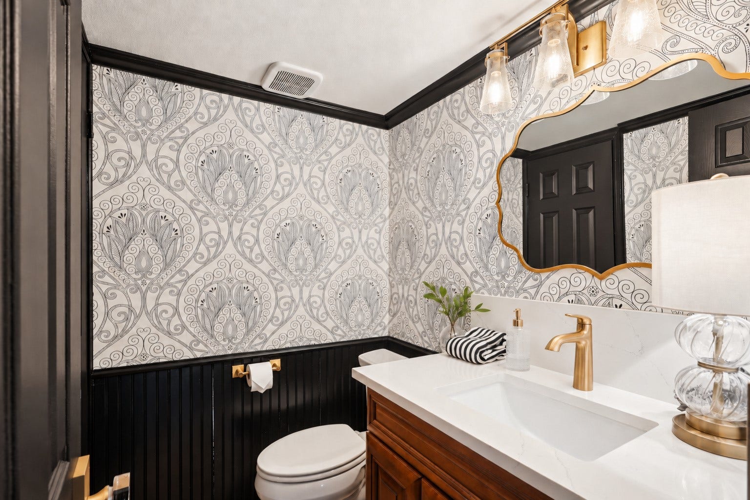 One of the prettiest powder rooms in my opinion.