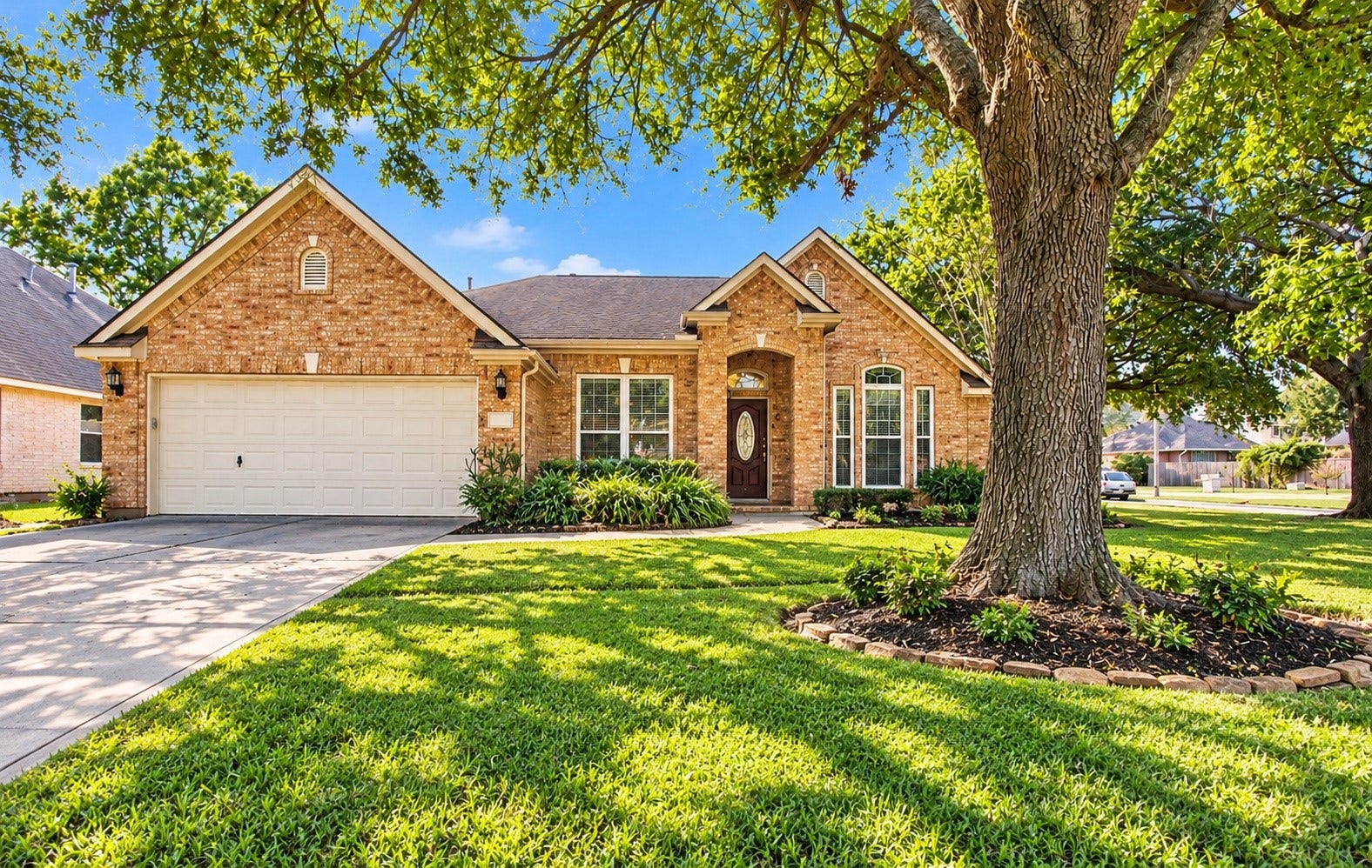 Welcome to 1915 Shining Stream Ln!