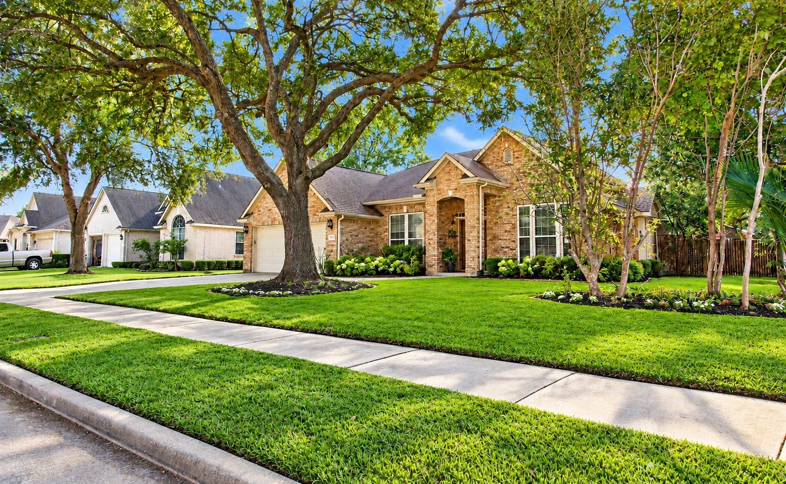 The home is on a CORNER lot!!