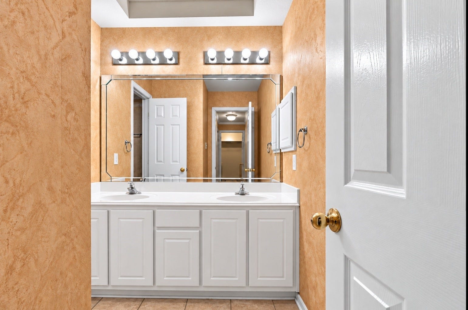 The secondary bathroom!