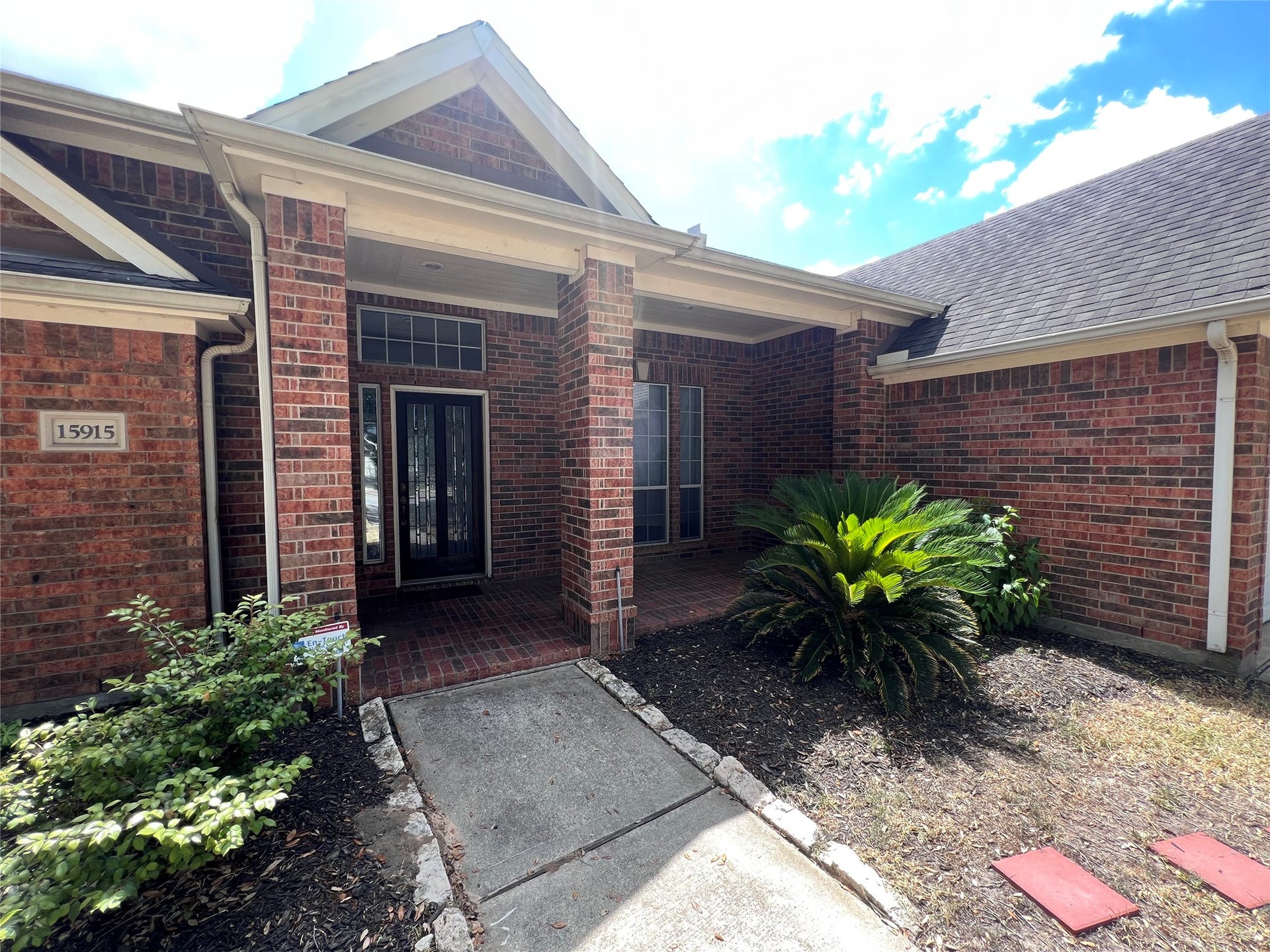 15915 Misty Heath Lane, Houston, TX 77084 front yard flowerbed
