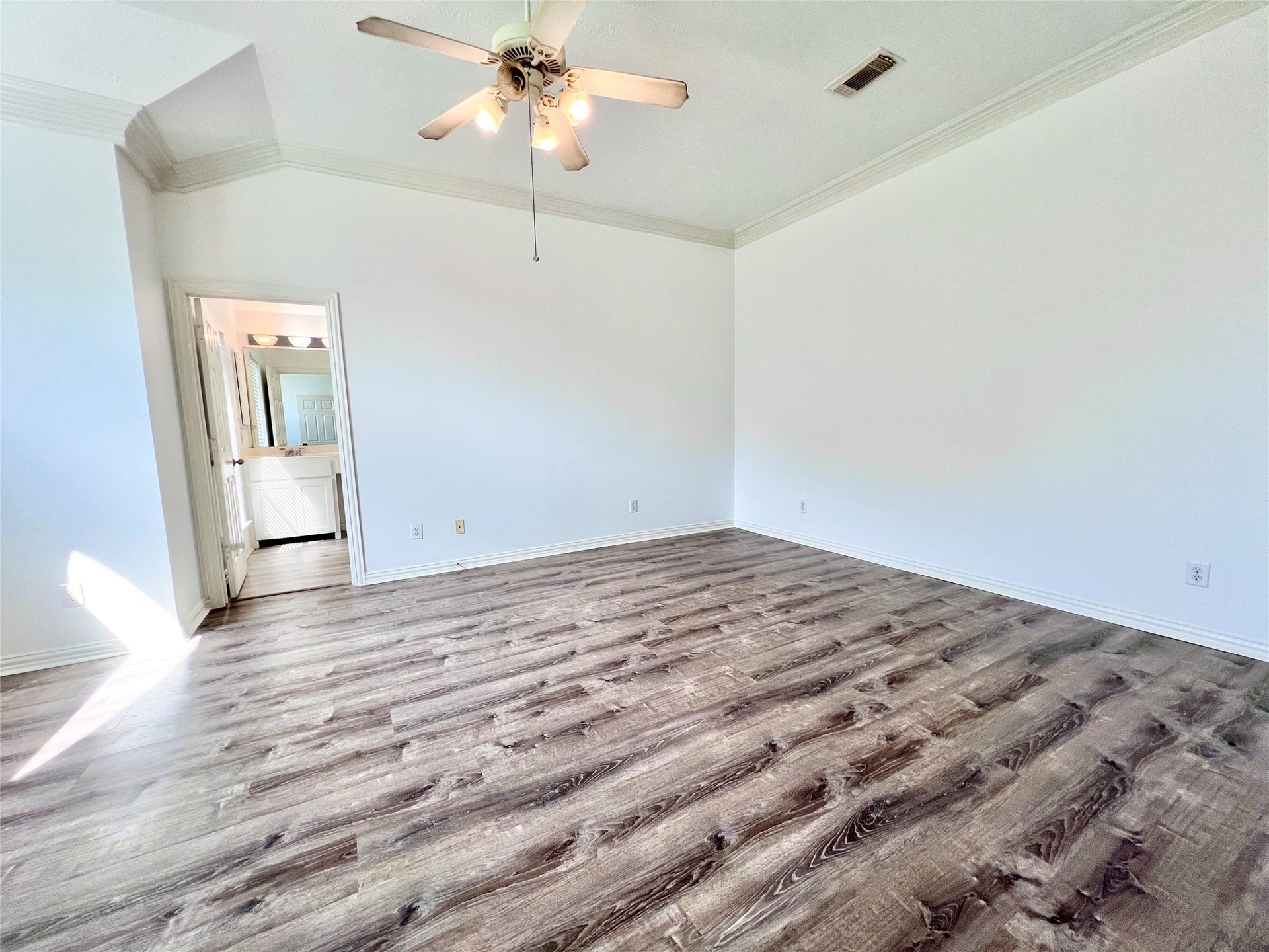 15915 Misty Heath Lane, Houston, TX 77084 Spacious light and bright Primary Bedrrom