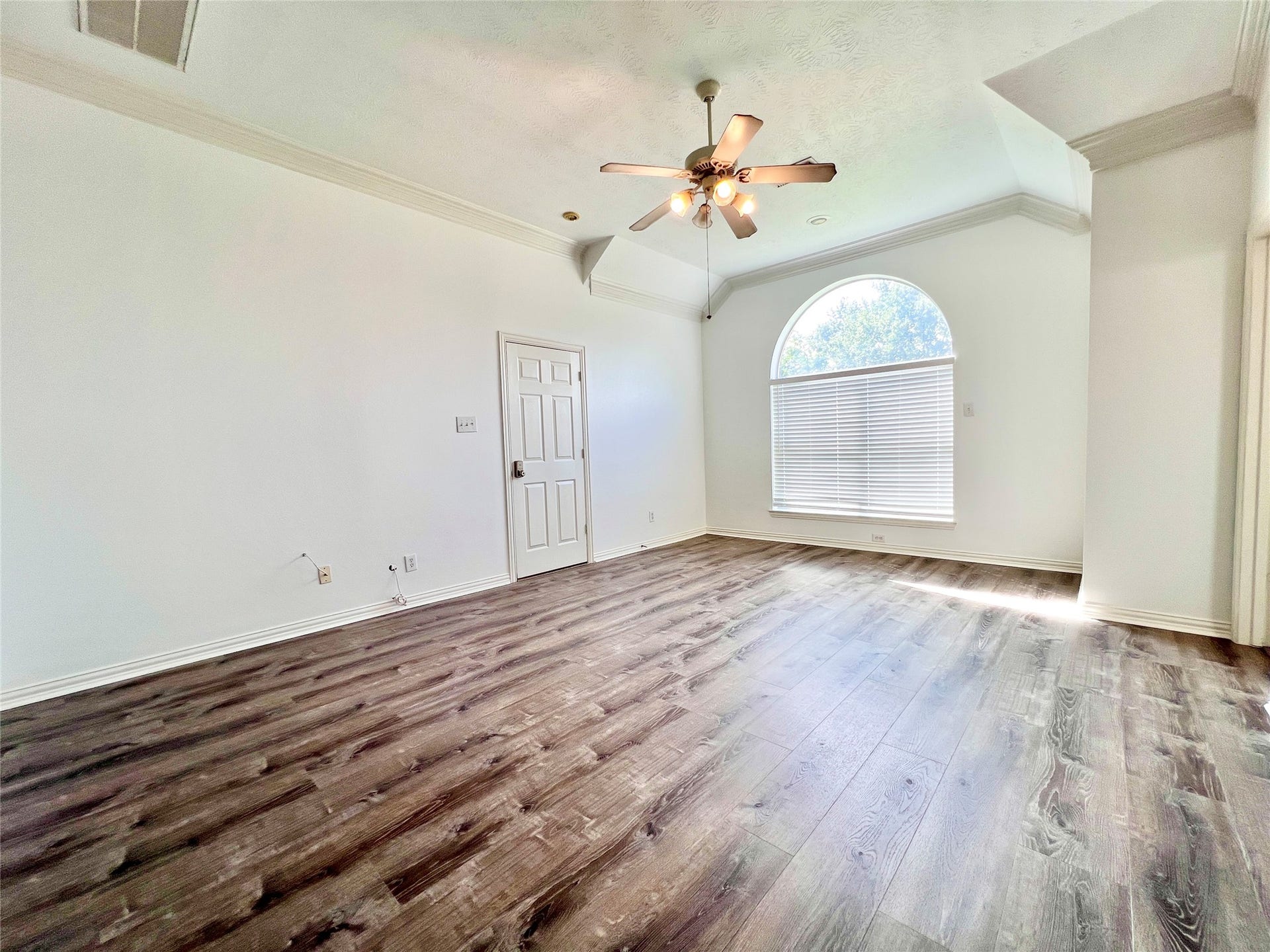 15915 Misty Heath Lane, Houston, TX 77084 Primary bedroom is very spacious and it has an extended lounge area