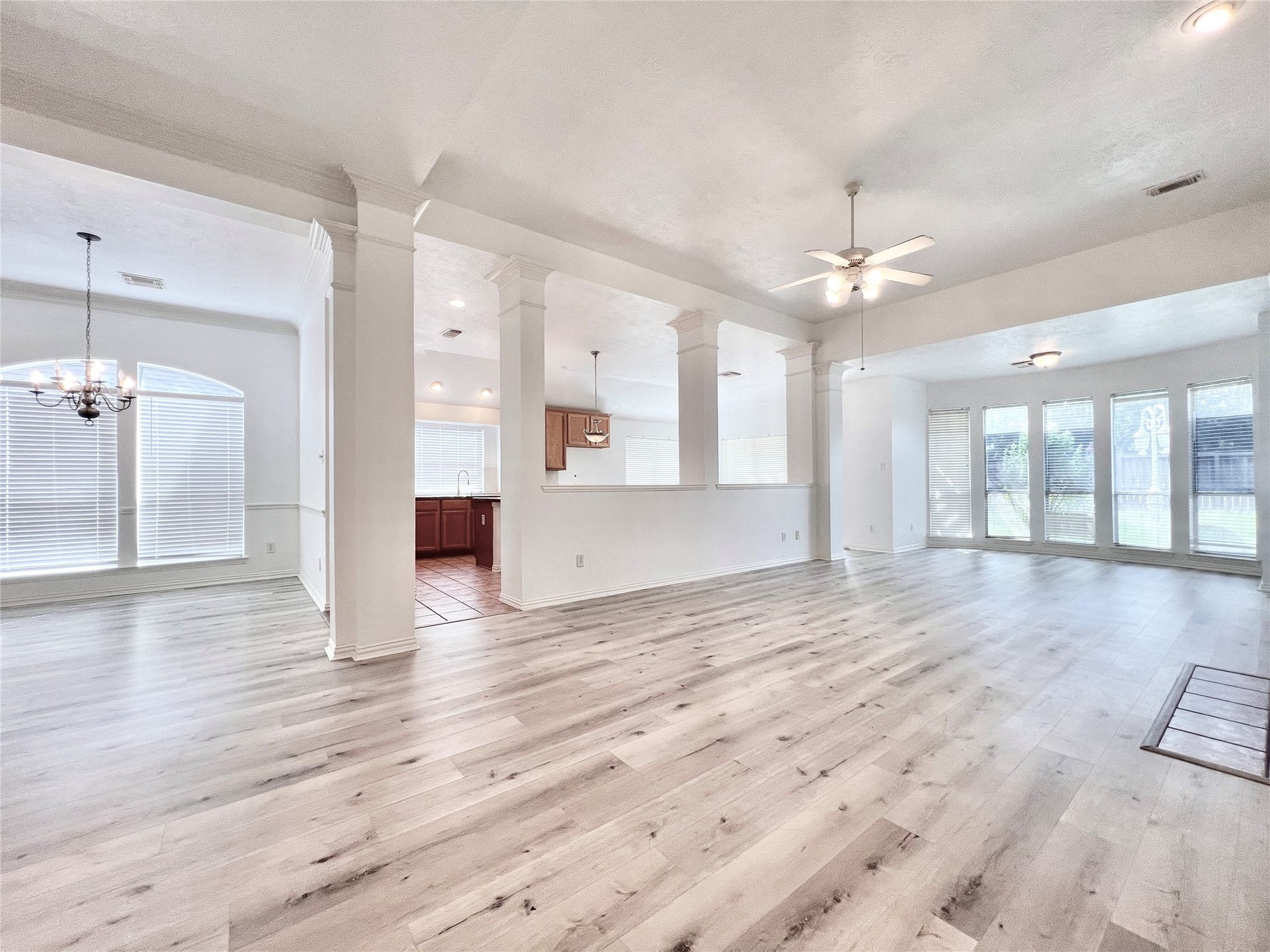 15915 Misty Heath Lane, Houston, TX 77084 Spacious and open floor plan with high ceilings and beautiful laminate floors