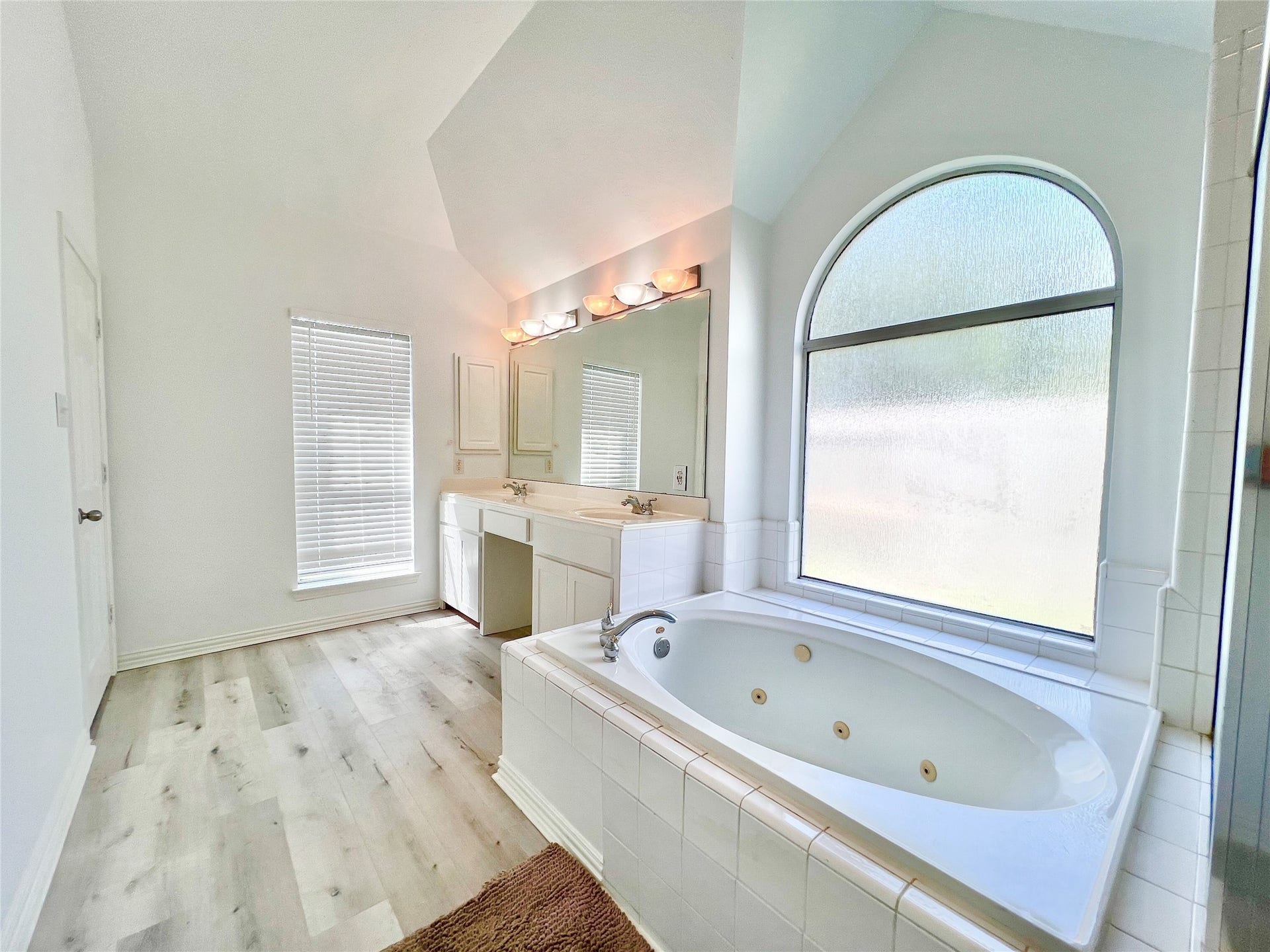 15915 Misty Heath Lane, Houston, TX 77084 Nice Jacuzzi Tub, with nice window