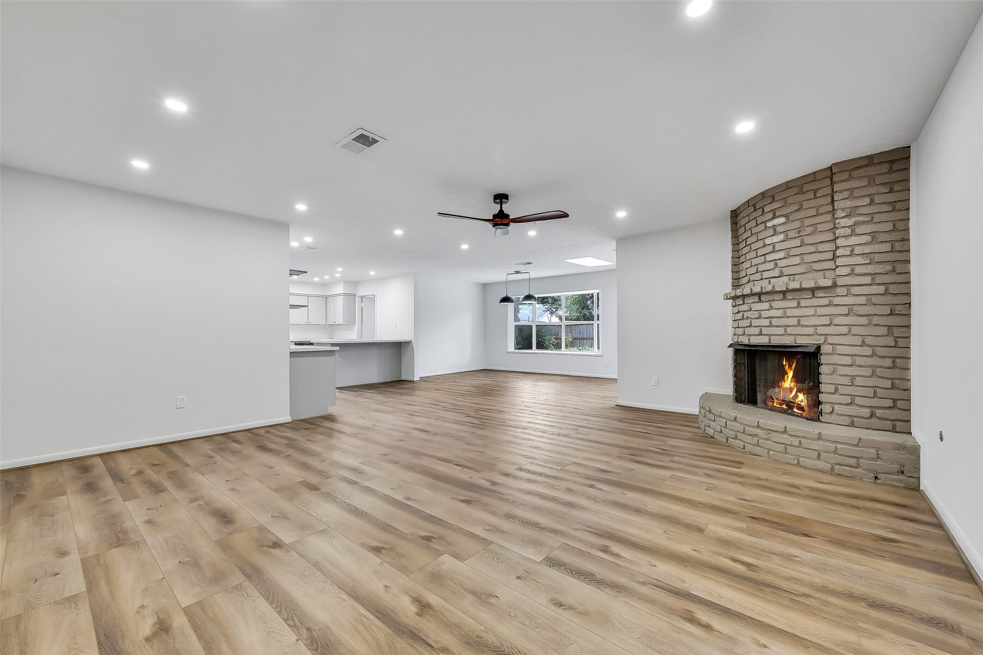1617 Wavecrest Lane, Houston, TX 77062 Living room