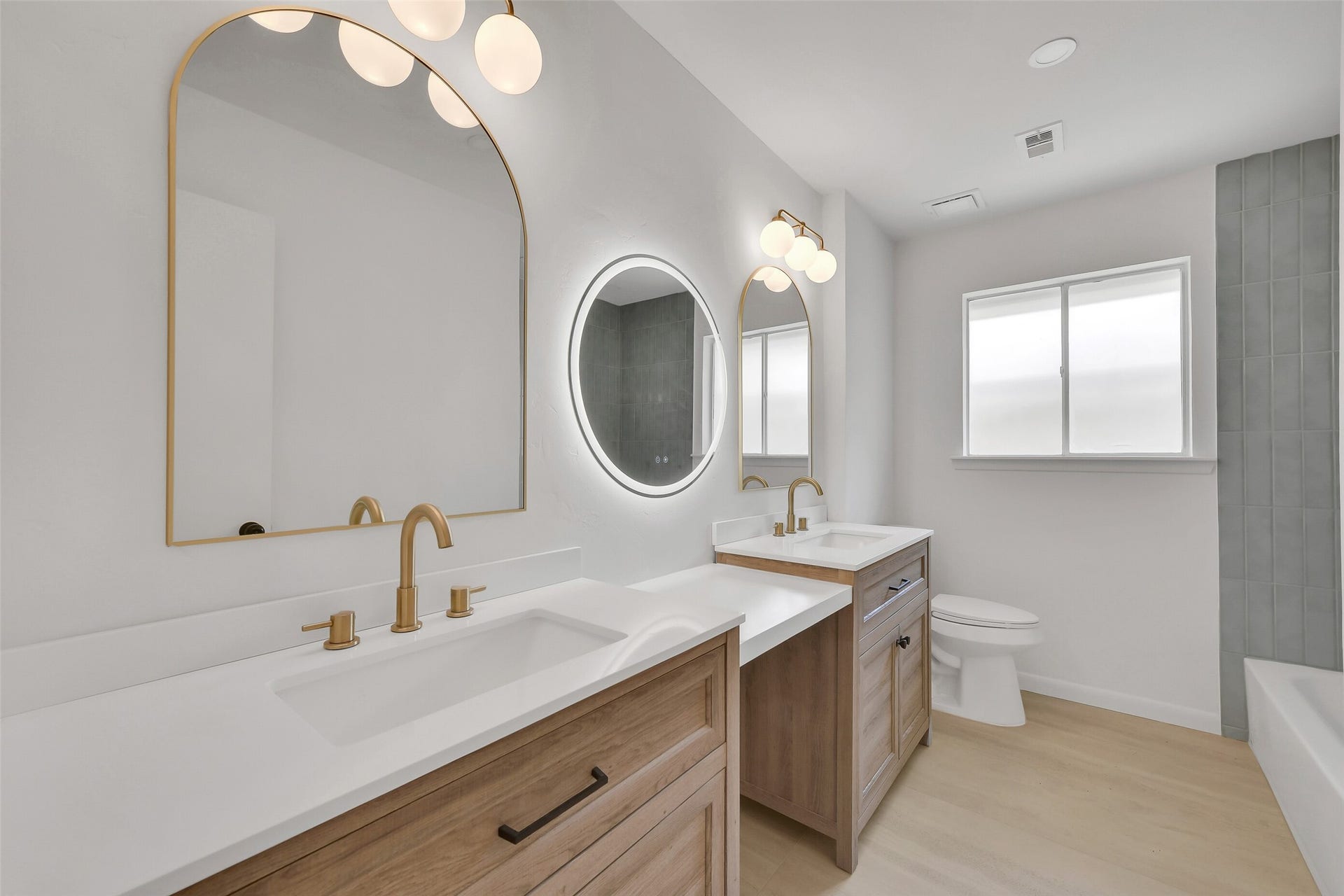1617 Wavecrest Lane, Houston, TX 77062 Secondary Bath