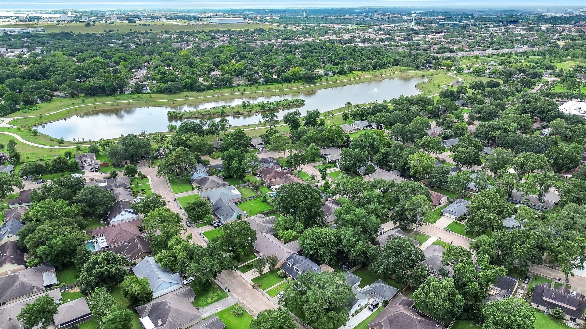 1617 Wavecrest Lane, Houston, TX 77062 Walk to Exploration Green