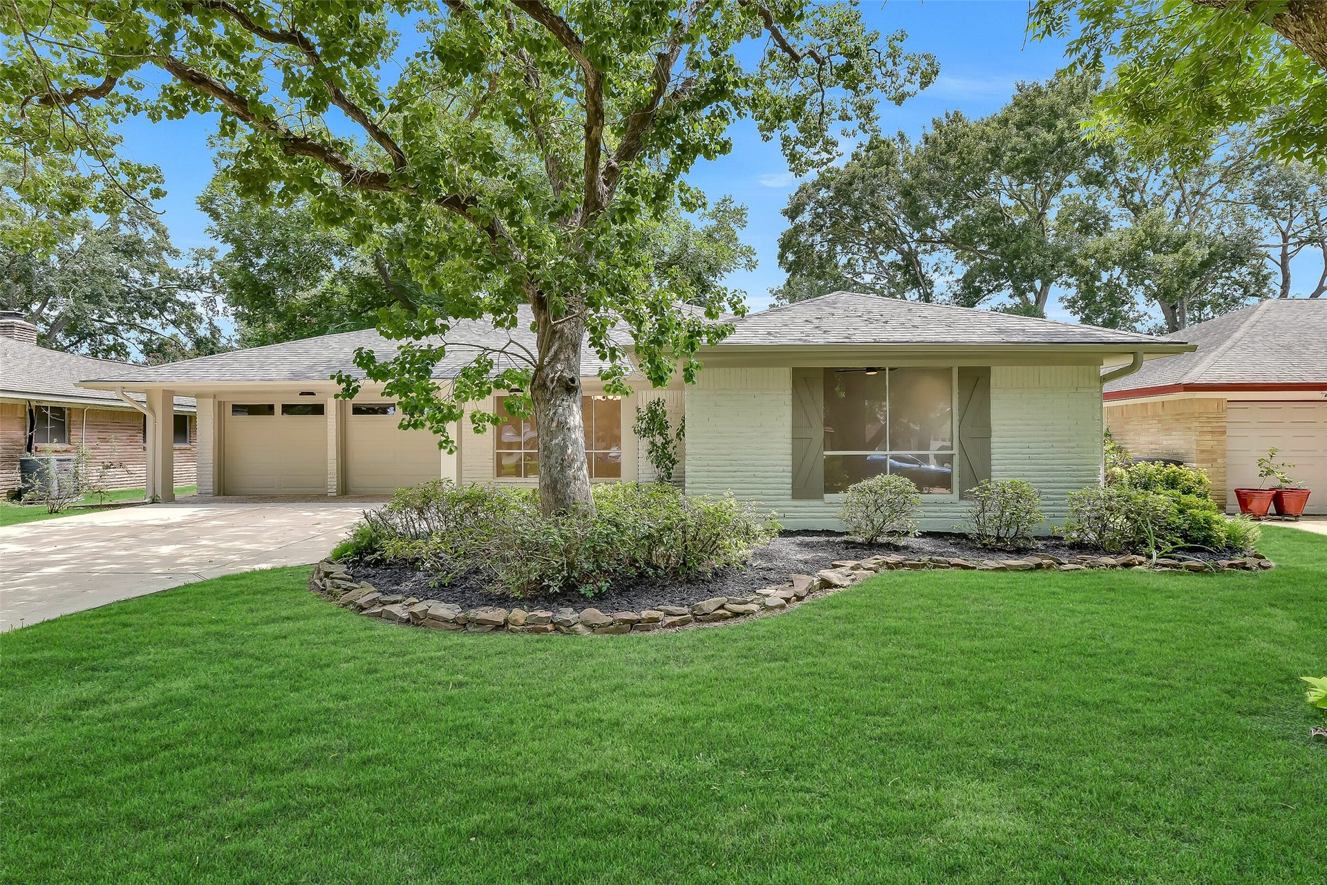 1617 Wavecrest Lane, Houston, TX 77062 Great curb appeal - fresh driveway!