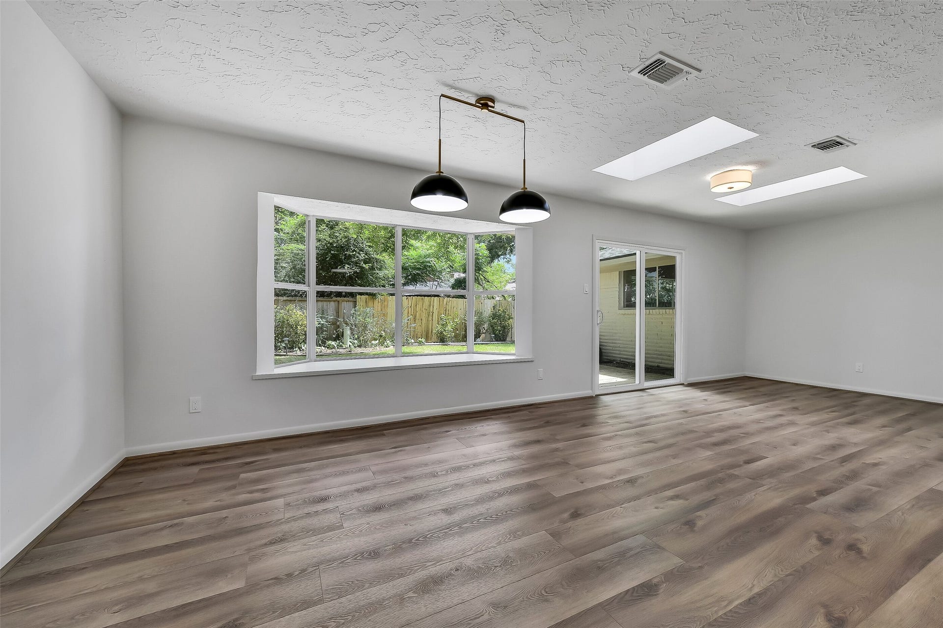 1617 Wavecrest Lane, Houston, TX 77062 Dining
