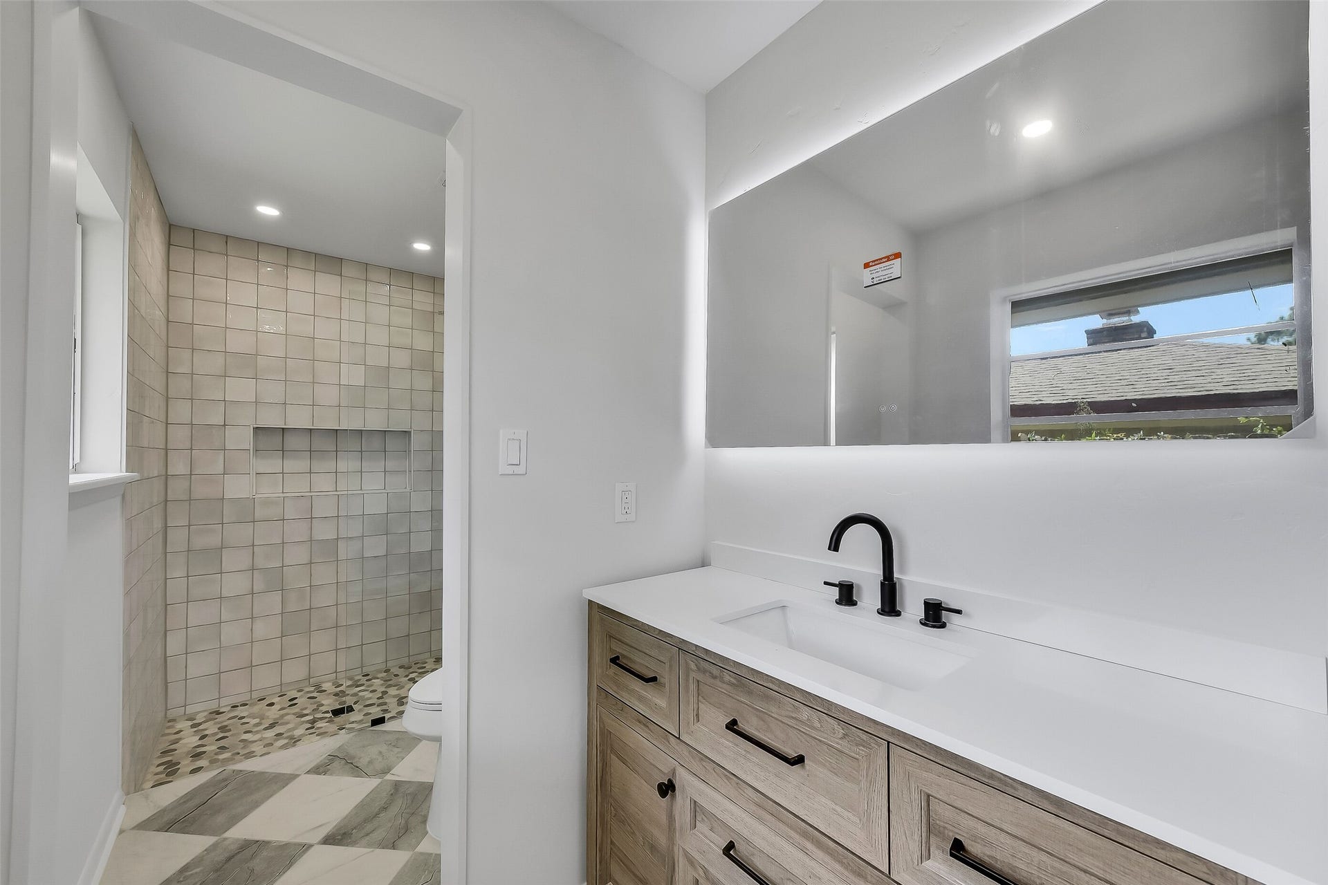 1617 Wavecrest Lane, Houston, TX 77062 Primary bath