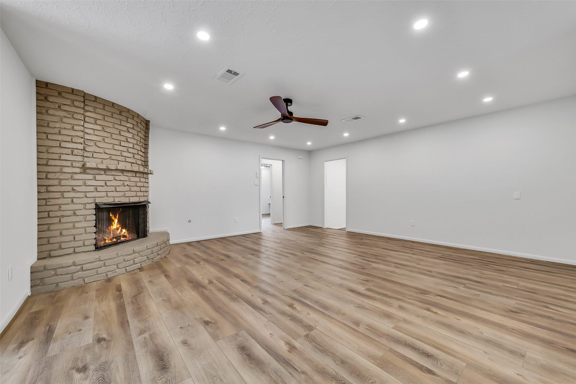 1617 Wavecrest Lane, Houston, TX 77062 living room