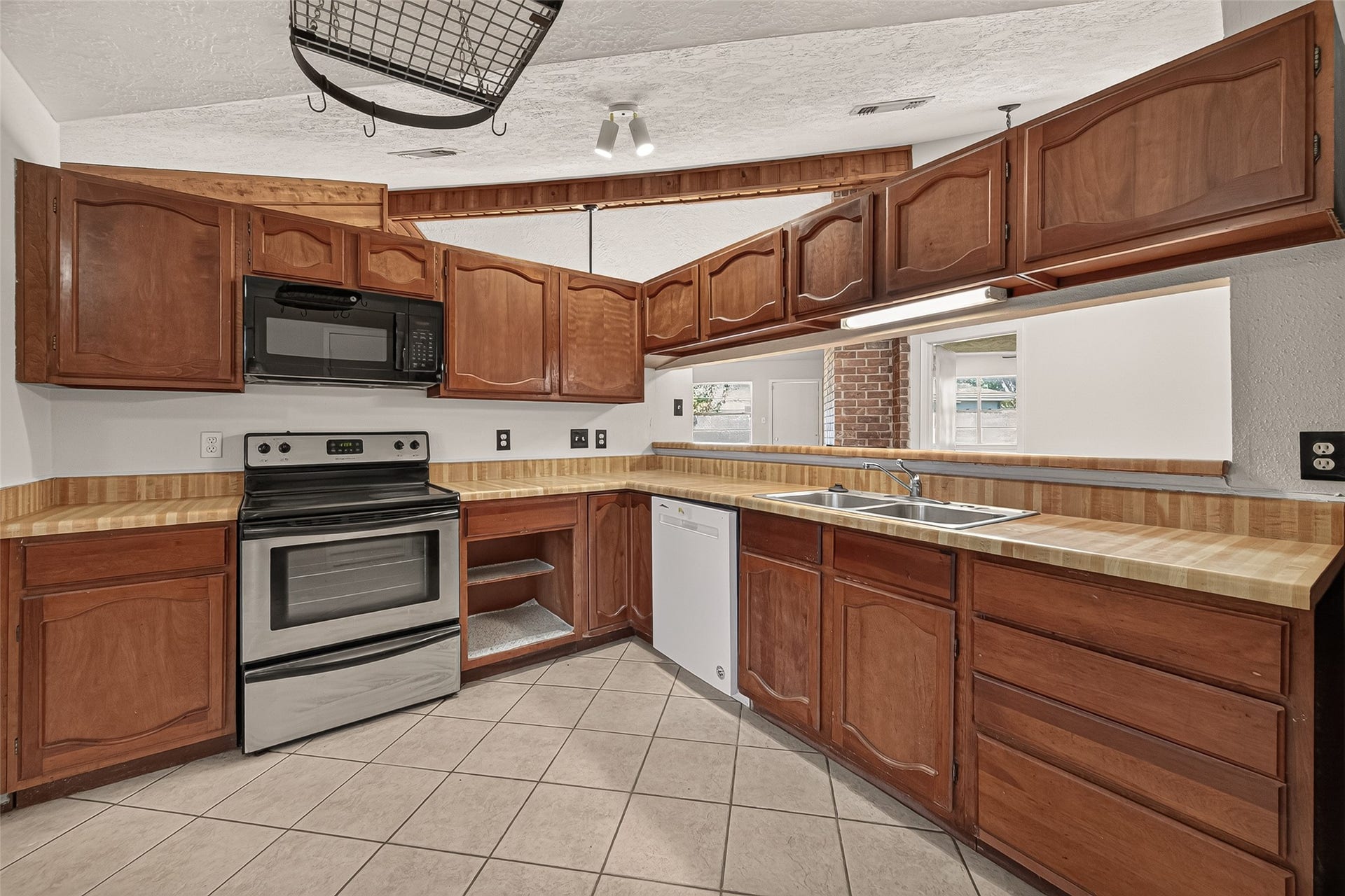 10135 Shell Rock Road, La Porte, TX 77571