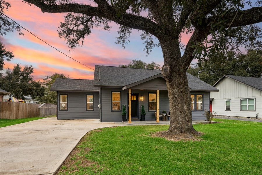 Property photo for 711 4th Street, Sealy, TX
