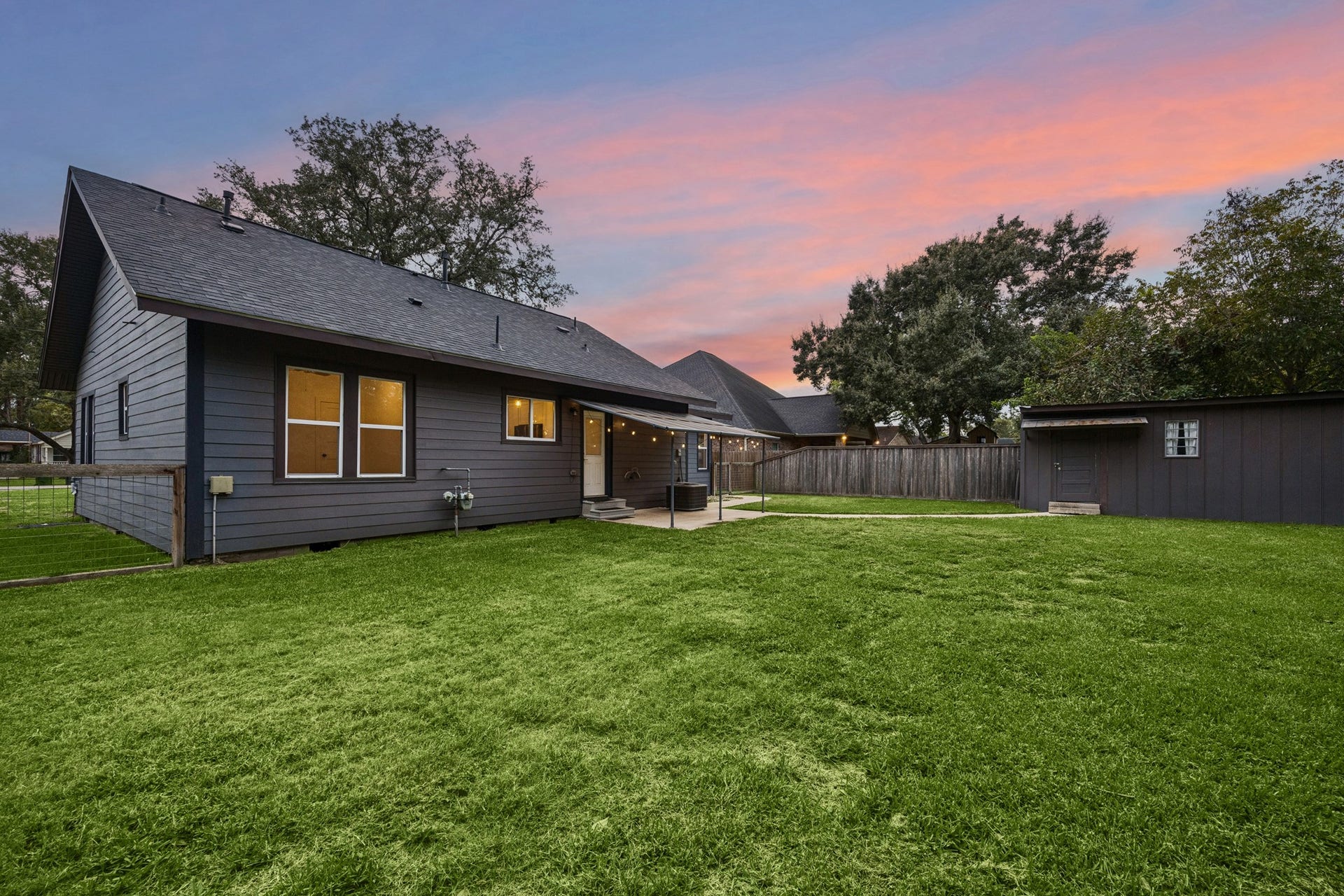 711 4th Street, Sealy, TX 77474 Large back yard with plenty of room to entertain!