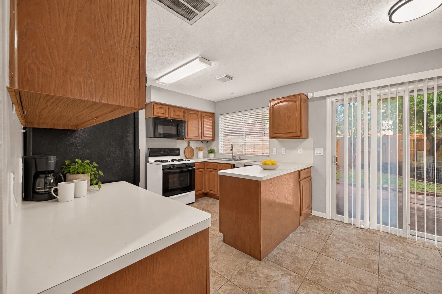 7410 Magnolia Shadows Lane, Houston, TX 77095 Kitchen and Breakfast area