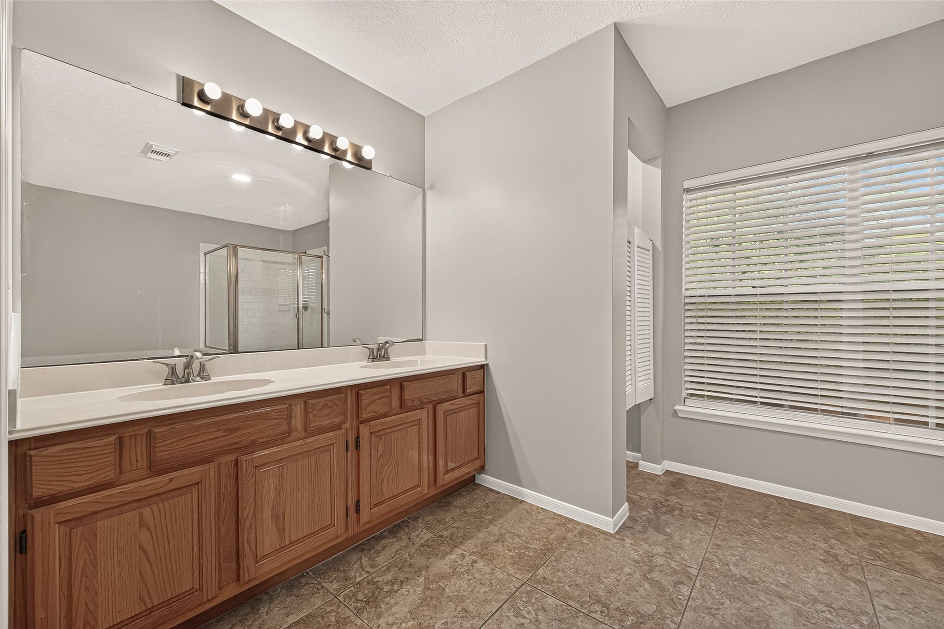 7410 Magnolia Shadows Lane, Houston, TX 77095 Primary Bathroom