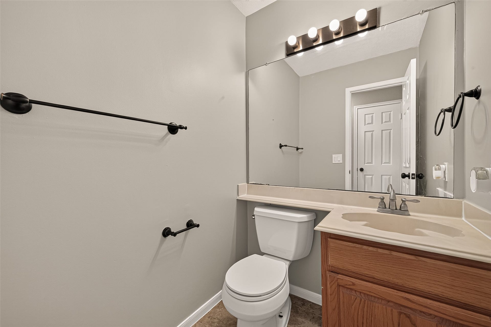 7410 Magnolia Shadows Lane, Houston, TX 77095 Half Bathroom