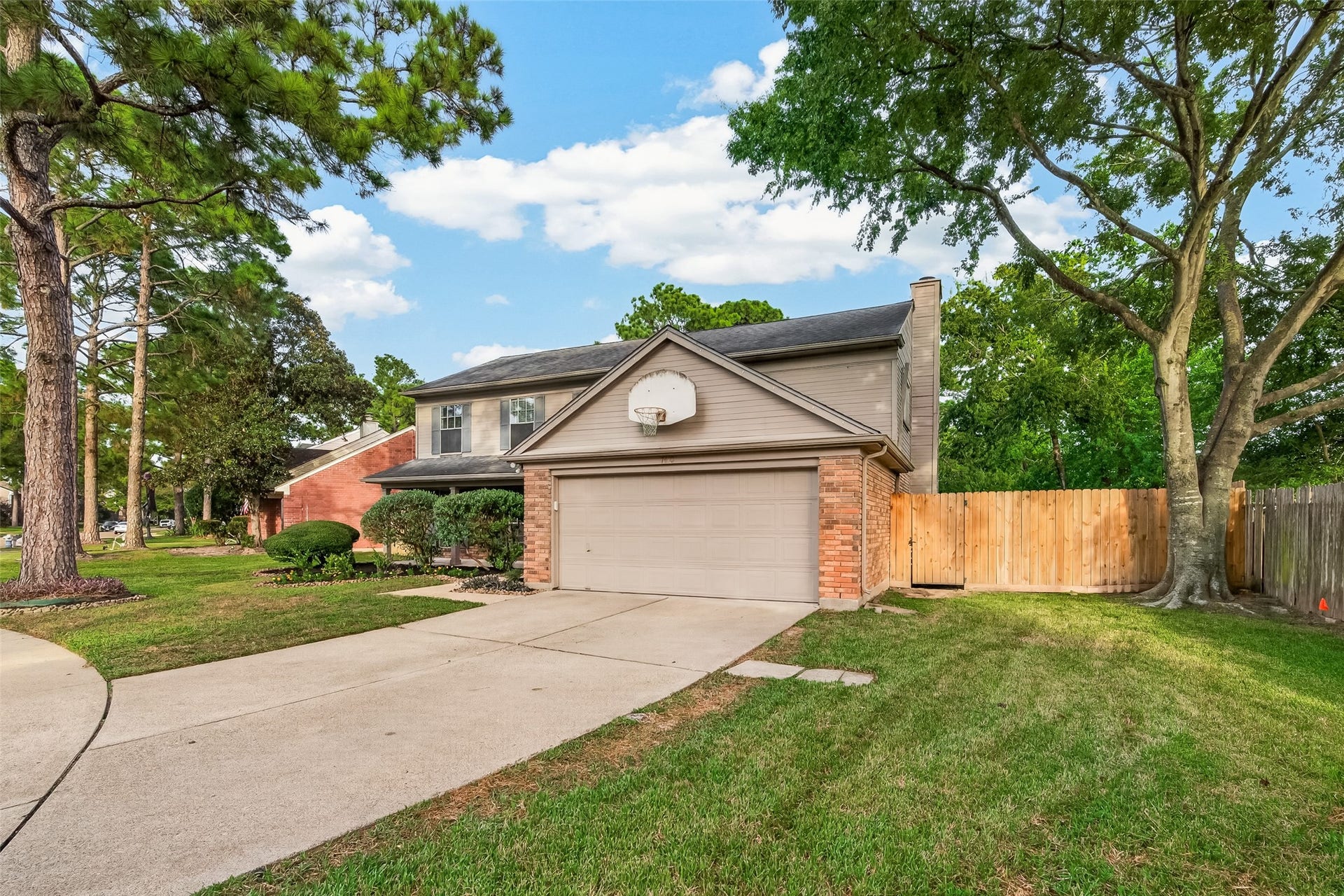 7410 Magnolia Shadows Lane, Houston, TX 77095 Side view of the home from the cul de sac