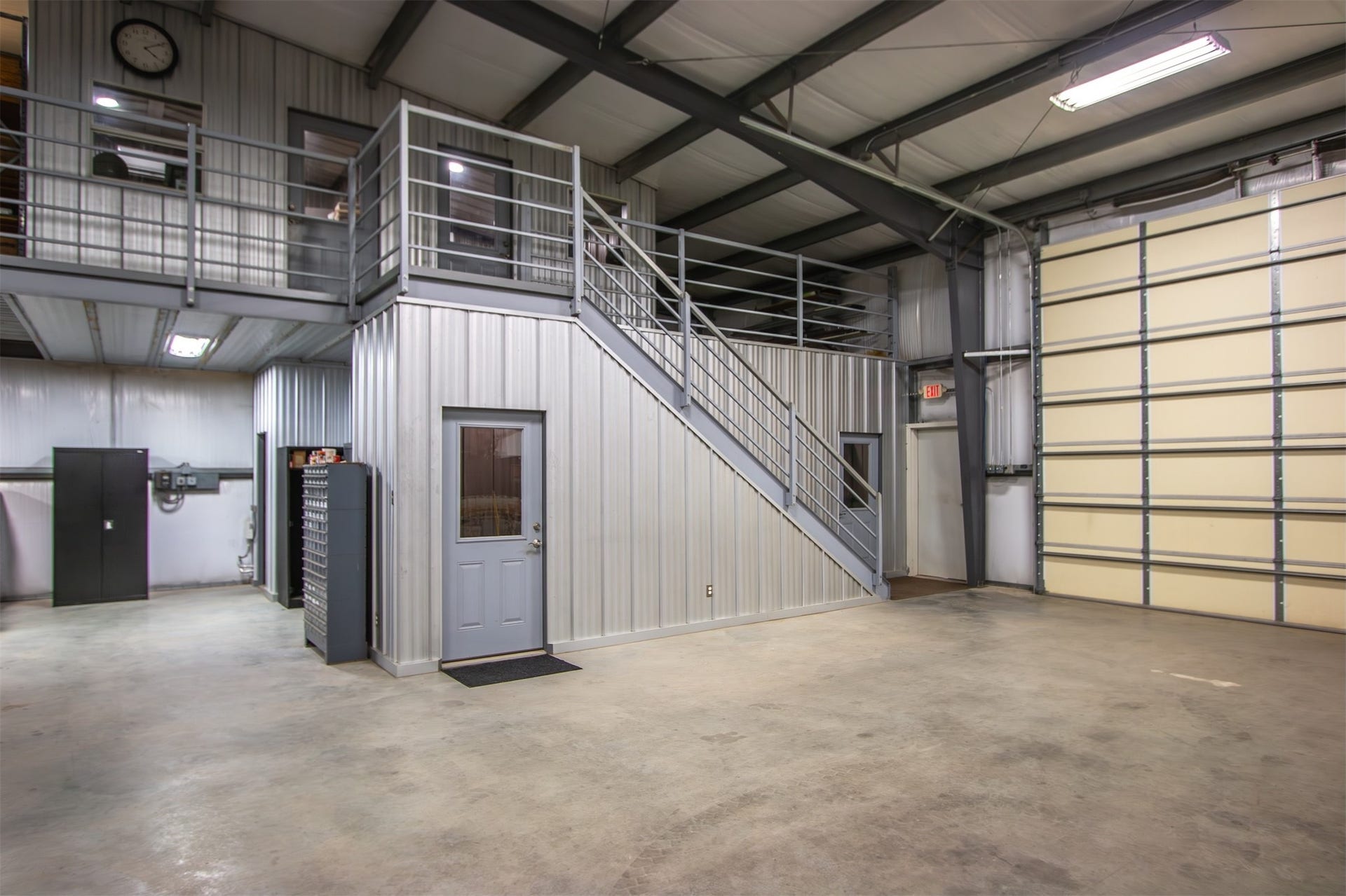 3150 Holmes Road Road, Richmond, TX 77406 Versatile shop offices featuring a spacious layout with modern industrial design, perfect for business use or creative workspace.