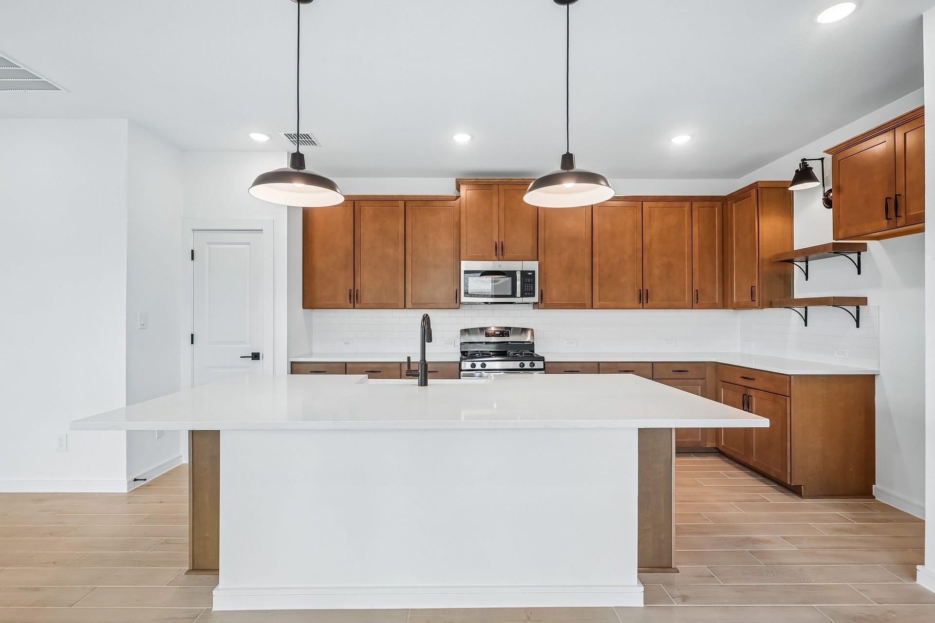567 Day Station Drive, Dayton, TX 77535 Gourmet island kitchen