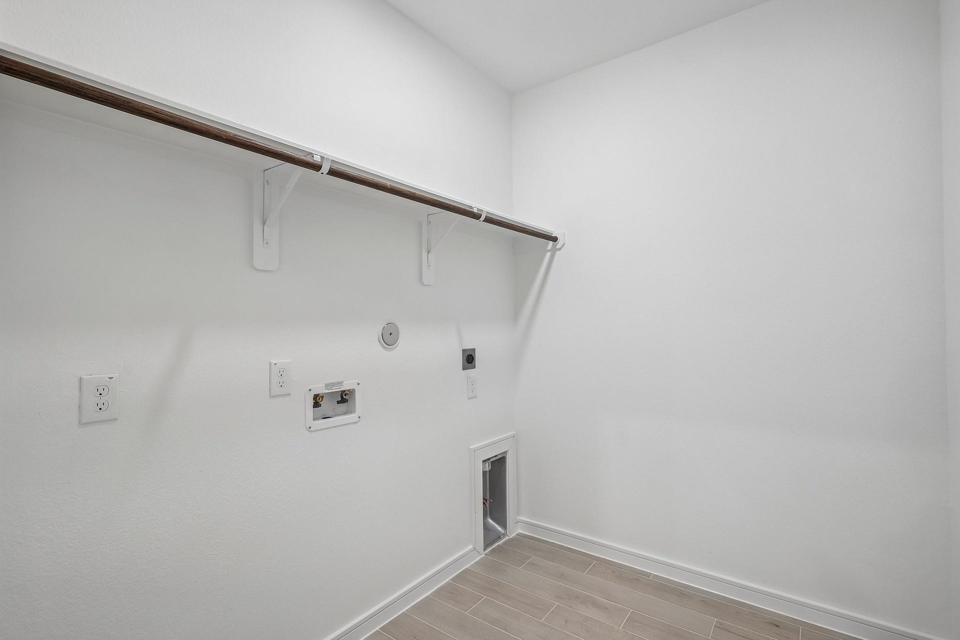 567 Day Station Drive, Dayton, TX 77535 Laundry room