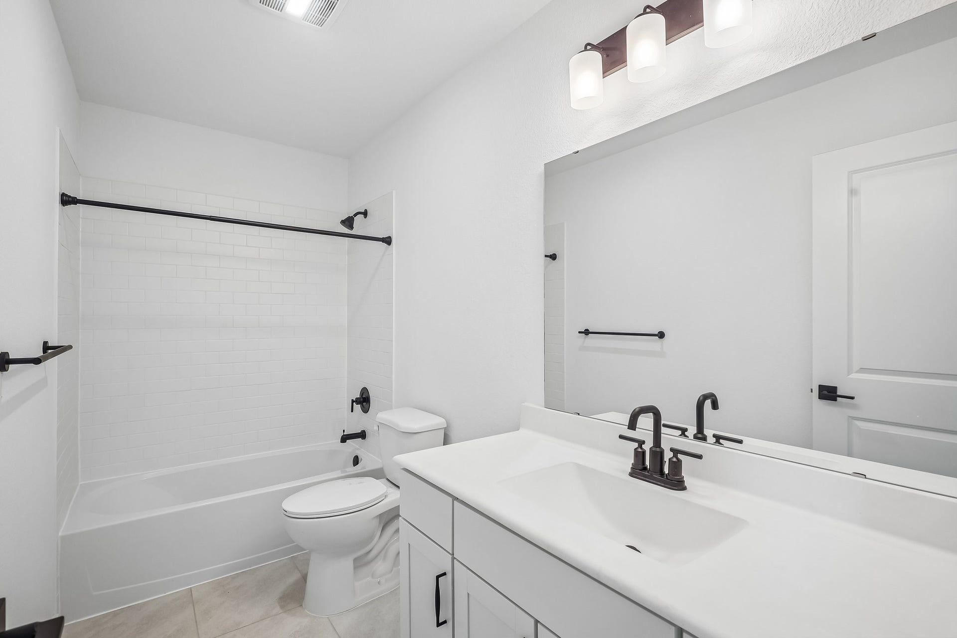 567 Day Station Drive, Dayton, TX 77535 Hall bath 2