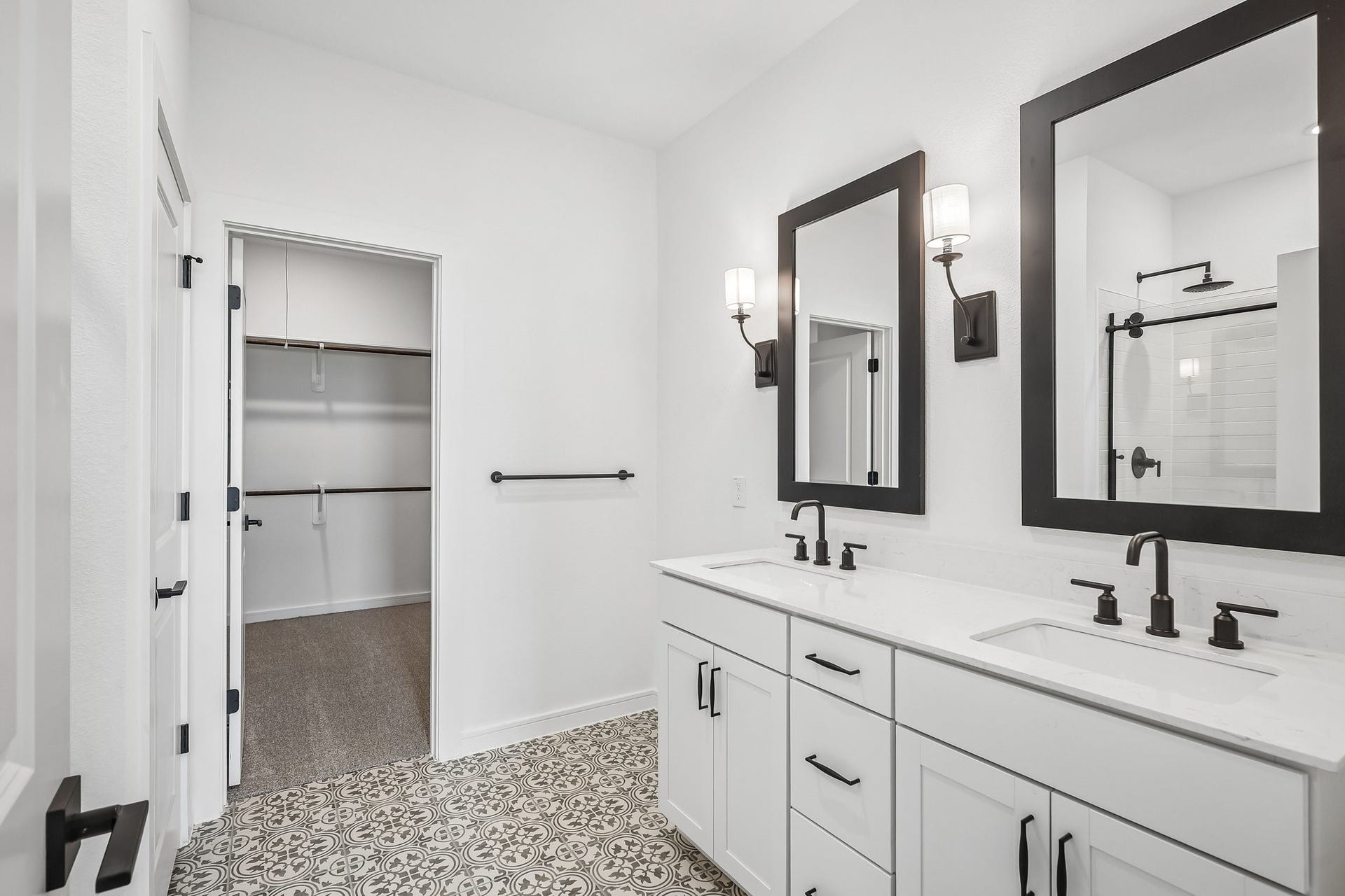 567 Day Station Drive, Dayton, TX 77535 Relaxing primary bath