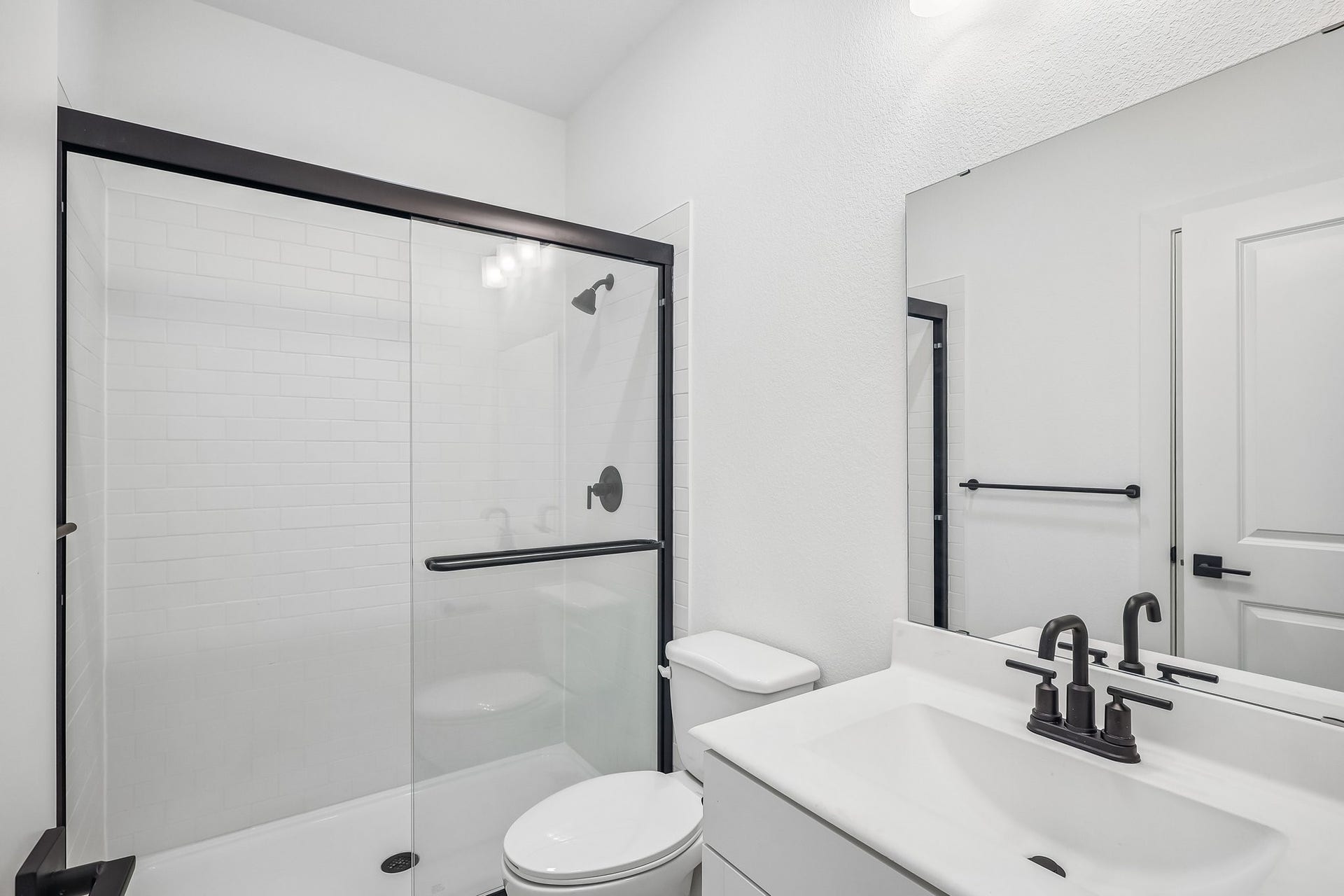 567 Day Station Drive, Dayton, TX 77535 Hall bath