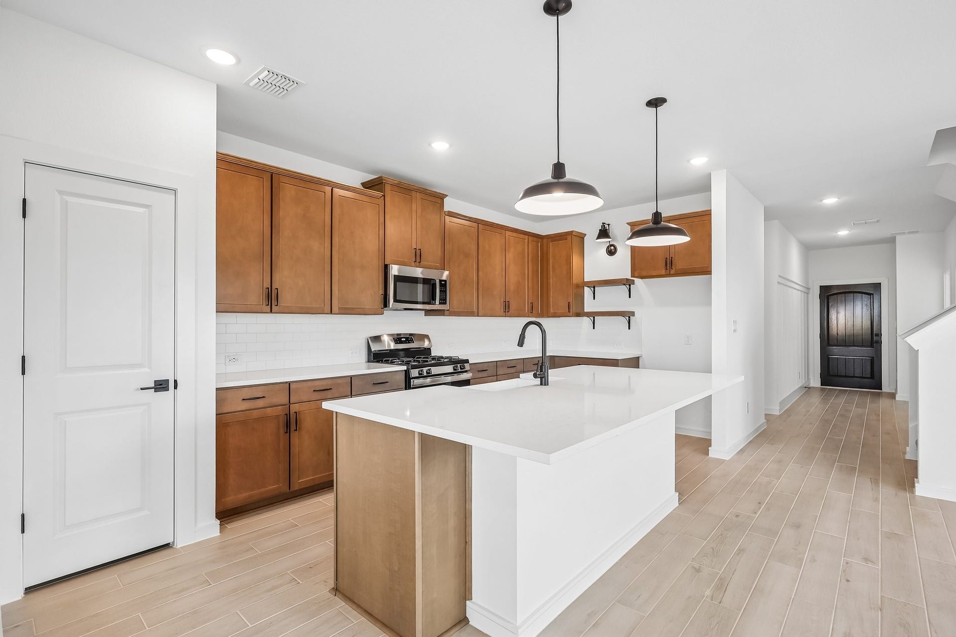 567 Day Station Drive, Dayton, TX 77535 Chef-worthy kitchen with light stain cabinets
